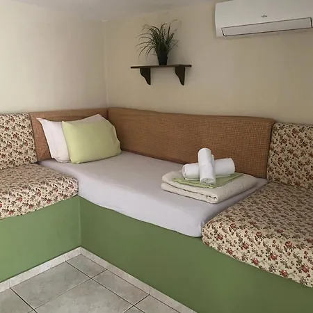 Small Garden アパート カヴァラ